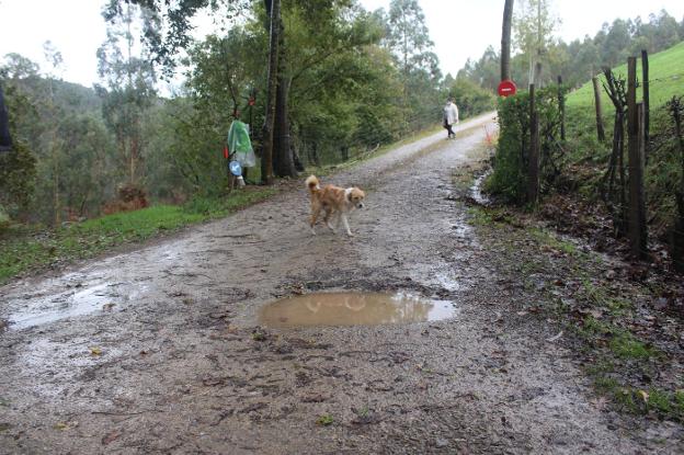 Vecinos de Castañeda llevan un lustro pidiendo el arreglo del acceso a sus casas