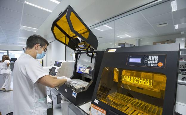 La variante Ómicron ya está en Cantabria: hay dos casos confirmados y otros 17 sospechosos