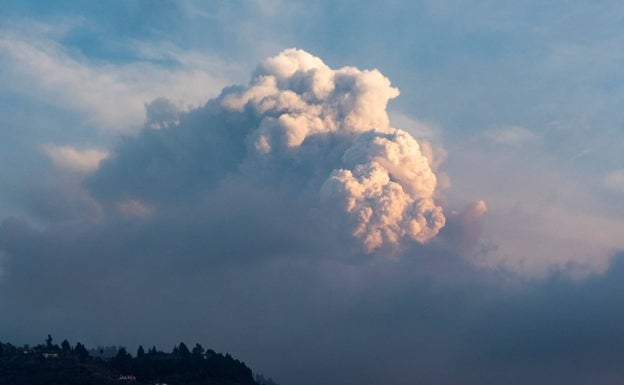 Los gases del volcán obligan a confinar durante horas a 33.000 vecinos