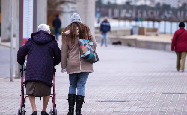 Cada día muere una persona en Cantabria esperando las ayudas a la dependencia