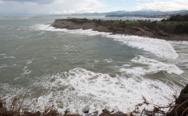 La Policía salva la vida a un hombre a punto de tirarse por Cabo Menor