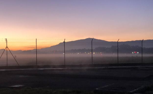 Normalidad en el Seve Ballesteros en el tercer amanecer tupido de niebla