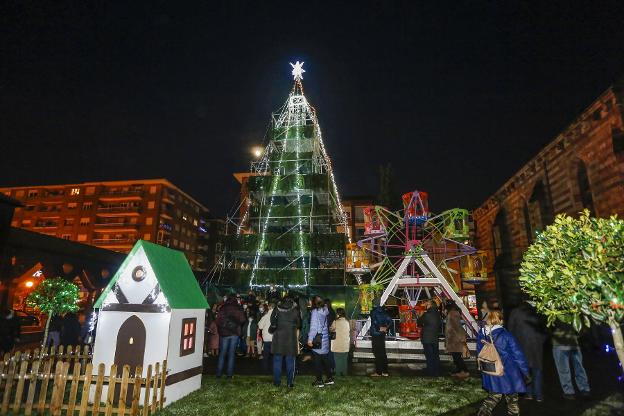 El Árbol Solidario ya luce en los jardines de La Asunción