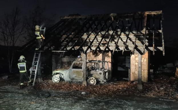 Un incendio calcina una vivienda y dos vehículos en Argomilla de Cayón