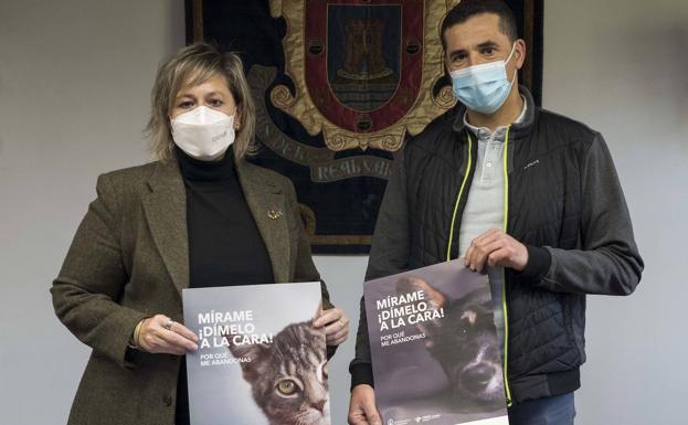 Camargo y los veterinarios colaboran en una campaña de concienciación contra el abandono animal