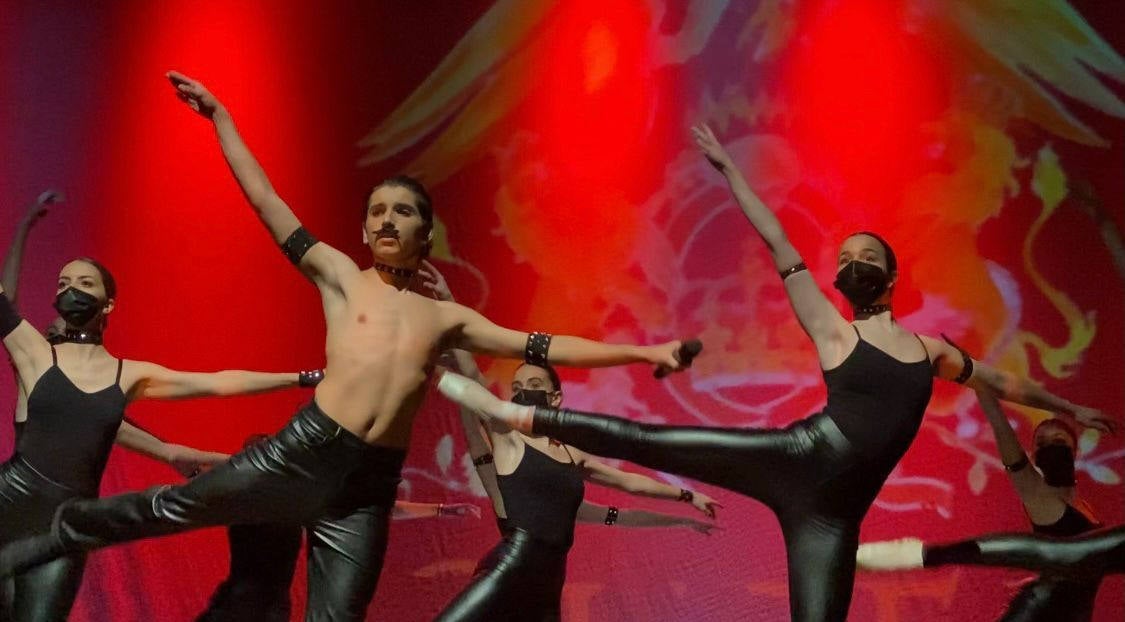 Los bailarines de Gloria Rueda derrochan talento en el musical 'Queen'