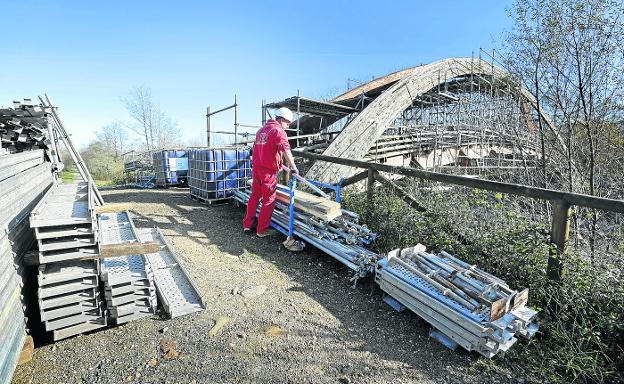 Comienzan las obras de reparación de la pasarela que une Cabezón con Mazcuerras