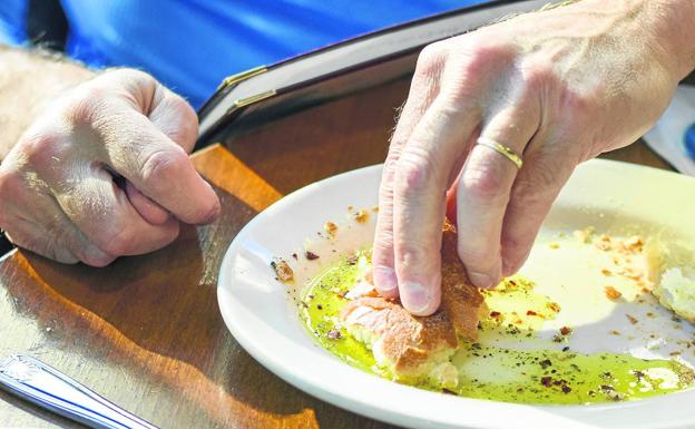 Mojar pan en los platos con salsa, un placer al alcance de todos