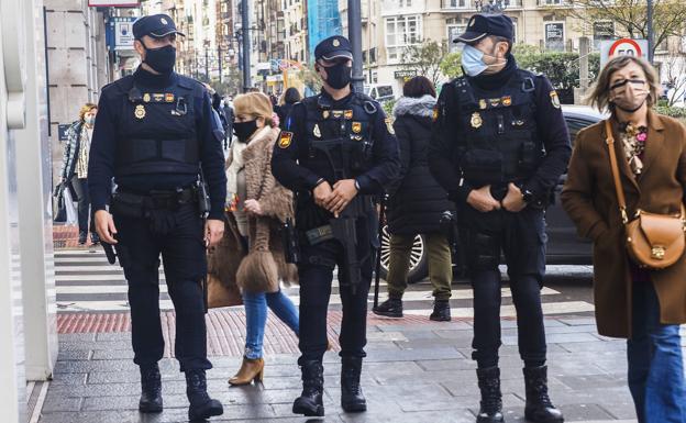 Policías armados recorren el centro de la ciudad en el dispositivo por las aglomeraciones de la Navidad