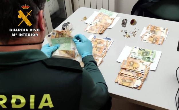 Detenidos por robar más de 10.000 euros en joyas, relojes y dinero en efectivo en Colindres, Liendo y Ramales