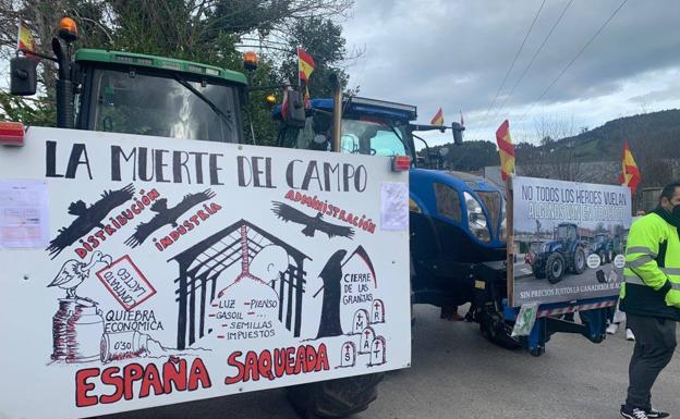 Los ganaderos llevan su lucha a la fábrica de leche de Meruelo