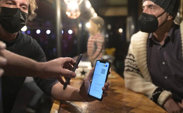 Sanidad cerrará el ocio nocturno desde el martes en los municipios con más incidencia de covid