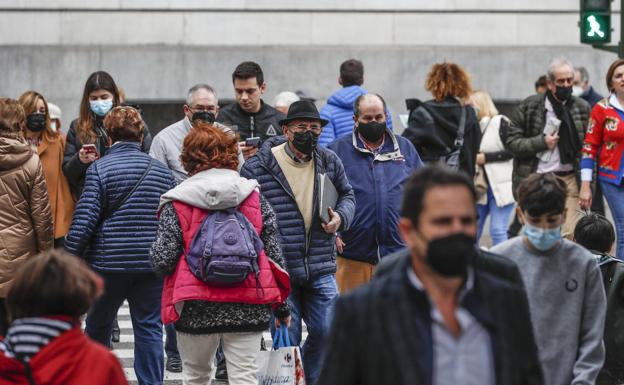 Los expertos no dan crédito con la mascarilla en exteriores: «Ni es lo importante, ni es suficiente»