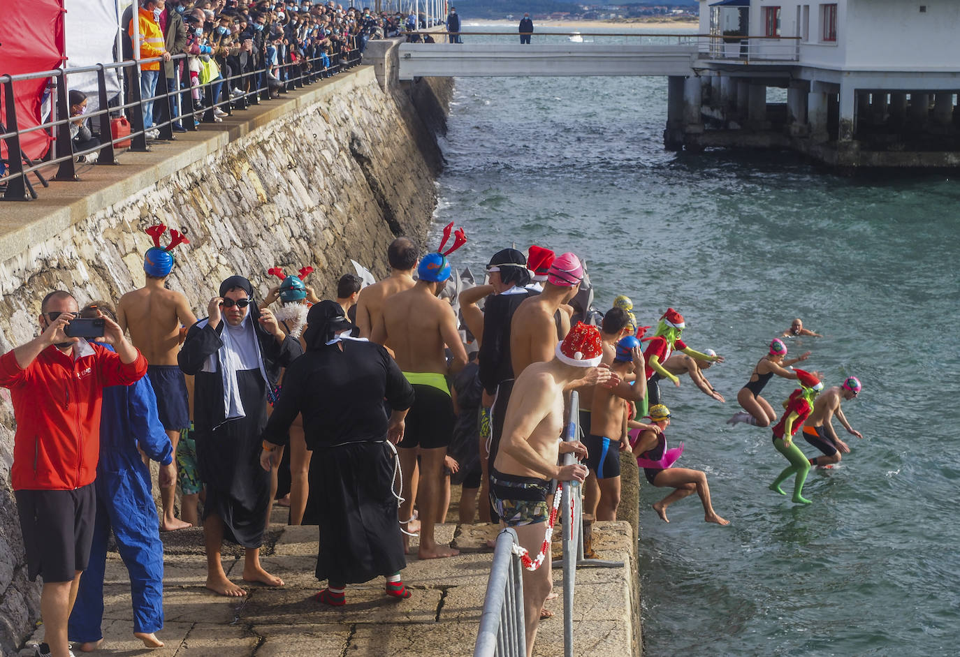 Más de un centenar de valientes celebran la Navidad desde el agua