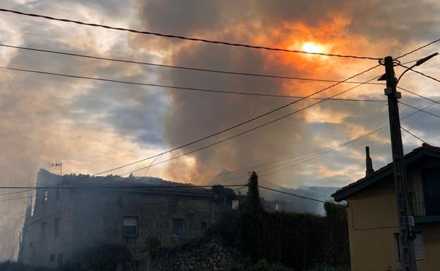 El fuego destruye una casa okupa en Adarzo que estaba vacía