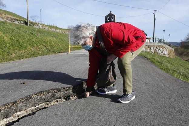 Un argayo corta el acceso principal al barrio de Los Casares en La Montaña