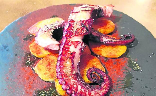 De un variado picoteo a un pescado al horno en Un 8 de abril, el restaurante de moda de Los Corrales
