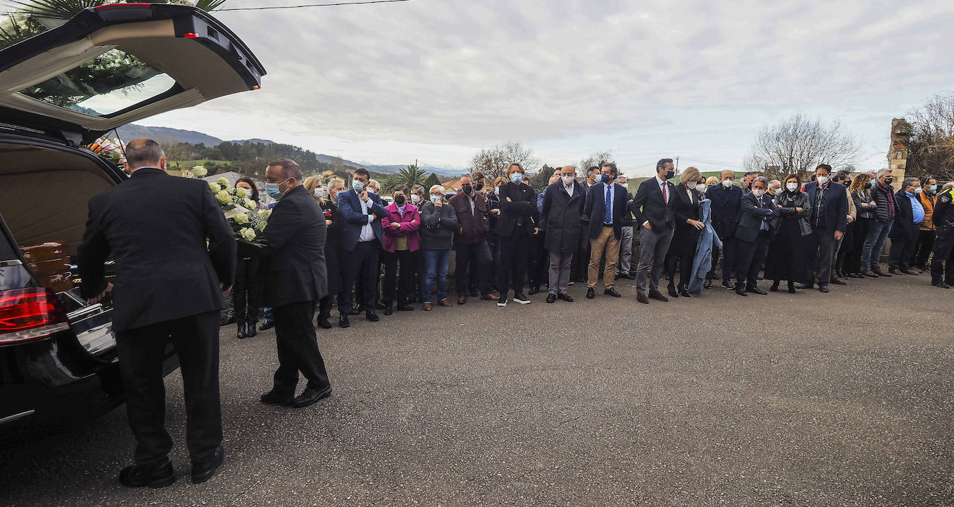 Decenas de vecinos y autoridades despiden al exalcalde Severiano Ballesteros