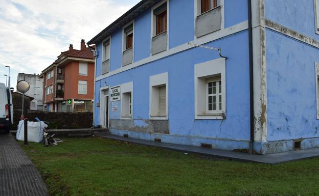 Las escuelas de Parbayón, conocidas como la 'casa azul', están siendo reformadas