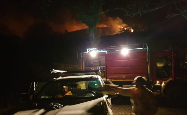 El Gobierno alerta a Adif de un incendio «importante» cerca de las vías del tren en Bárcena de Pie de Concha