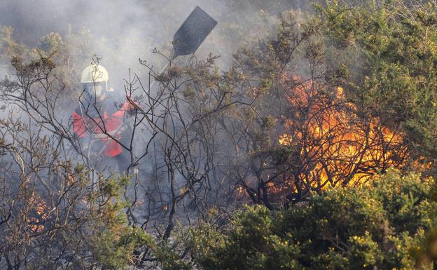 Dos incendios permanecen activos en Cantabria