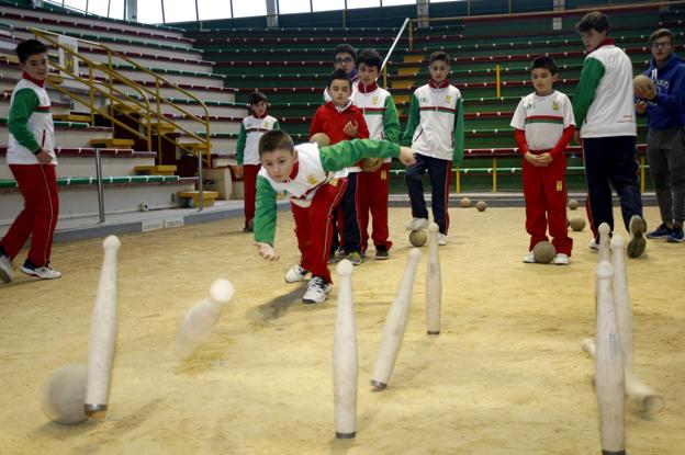La Federación ajusta las liquidaciones de las escuelas de bolos