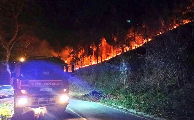 La lluvia acaba con la oleada de incendios y ya no quedan focos activos en Cantabria