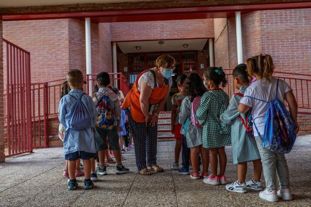 Los profesores respaldan la vuelta a clase, aunque hay «preocupación» por las bajas