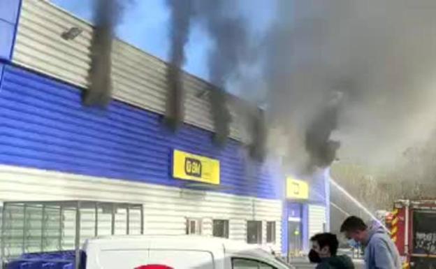 Roban la caja fuerte del BM de Laredo, que sufre un incendio que arrasa el 15% del local
