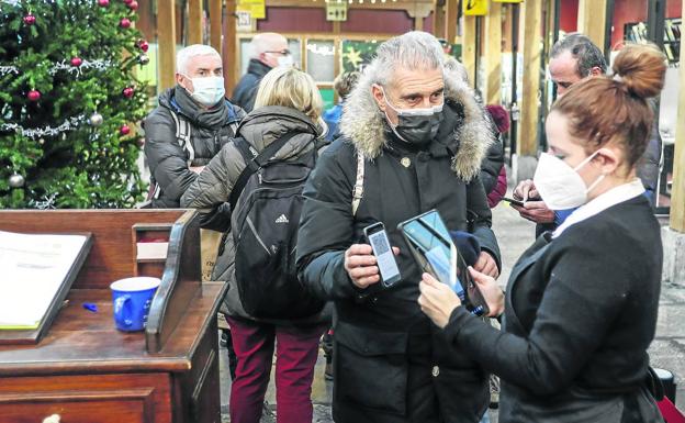 Bares y restaurantes se relajan en la exigencia del pasaporte covid tras un mes de su entrada en vigor