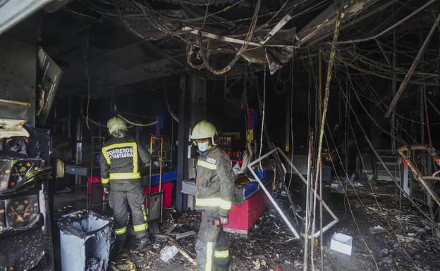 BM analiza los daños del supermercado incendiado en Laredo y su posible reforma