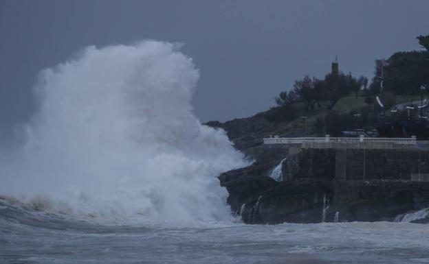 Cantabria, en alerta naranja por olas de hasta siete metros