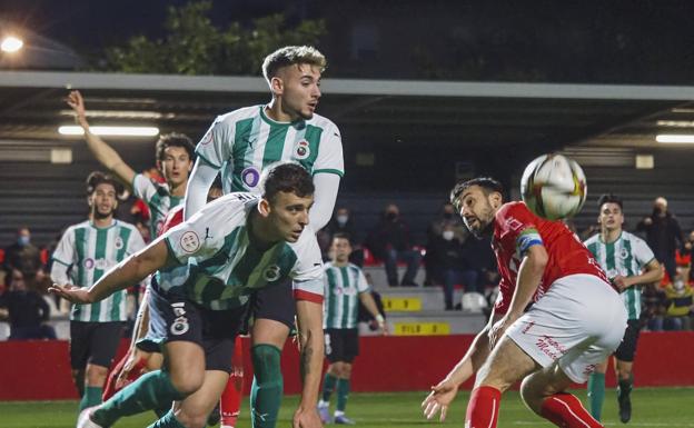 El Laredo zarandea al Rayo Cantabria