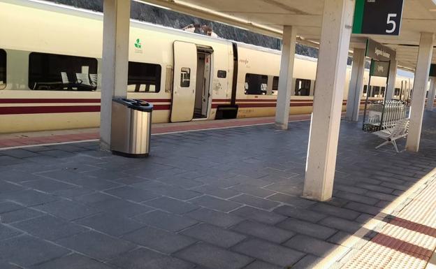 El Alvia Santander-Madrid vuelve a quedarse parado en Segovia: «Han bloqueado las puertas para que no pudiéramos subir a otro tren»