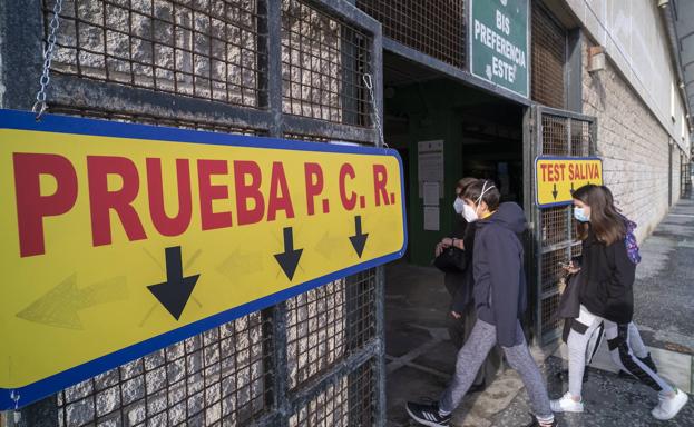 Tres muertos y más de dos mil contagios en un solo día en Cantabria