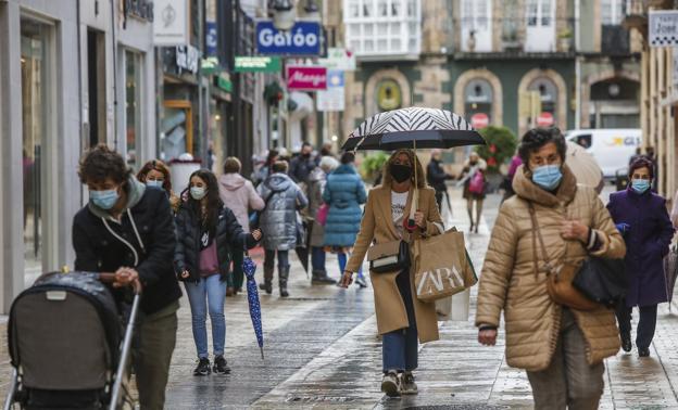 El comercio de Torrelavega resiste y espera un repunte de ventas con las rebajas