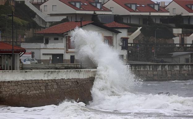 Un domingo en alerta por intensas precipitaciones y olas de hasta siete metros