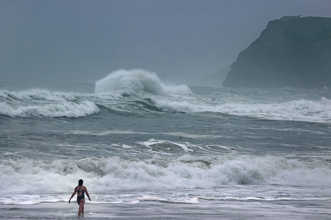 Imágenes del temporal marítimo en las playas de Comillas y Oyambre y en los acantilados de Santillán y Berellín