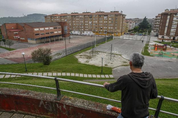 Torrelavega saca a licitación la cubierta de la pista junto al colegio José Luis Hidalgo