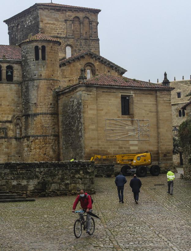 La Guardia Civil investiga si la instalación del alumbrado navideño ha dañado la Colegiata