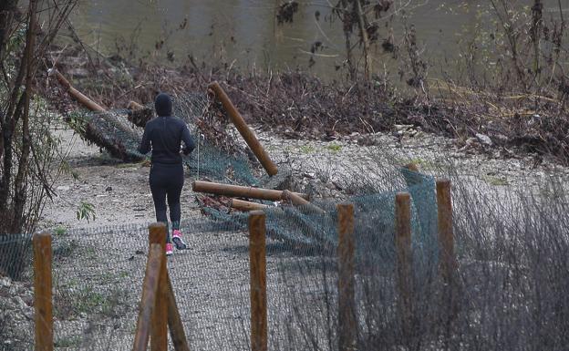 Vecinos critican el estado del entorno de la nueva pasarela sobre el río Saja