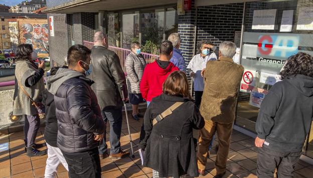 Los centros de salud, sobrepasados por la tromba de bajas laborales por tramitar: unas 2.000 al día