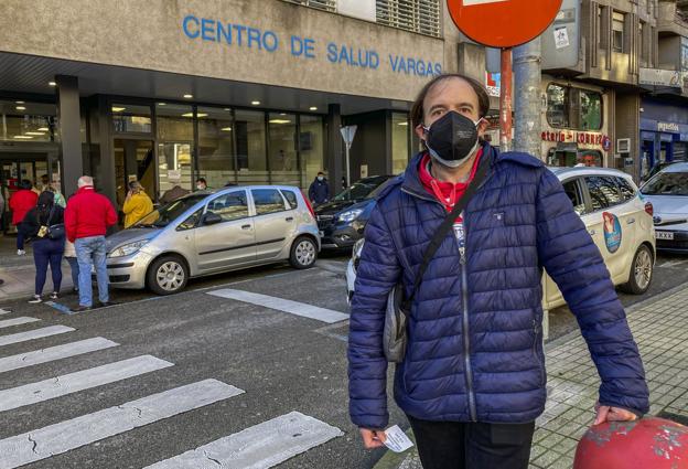 «Soy positivo y nadie me coge el teléfono para solicitar la baja, así que he venido a por ella»