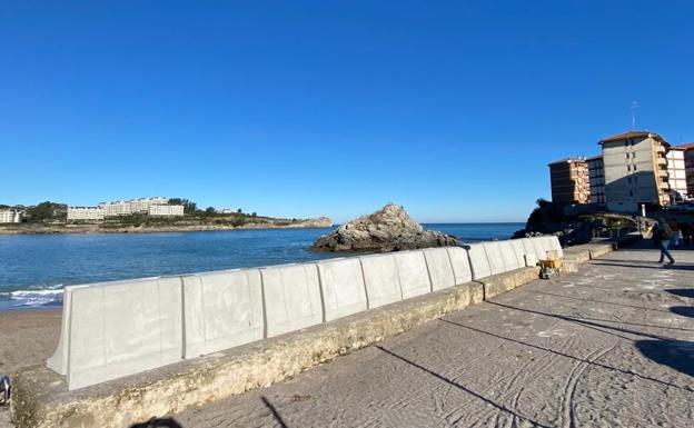 Castro instala bloques de hormigón para proteger de los temporales el paseo y las viviendas junto a la playa del Matadero