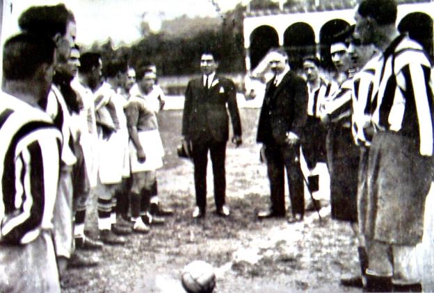 Cien años para adornar El Malecón