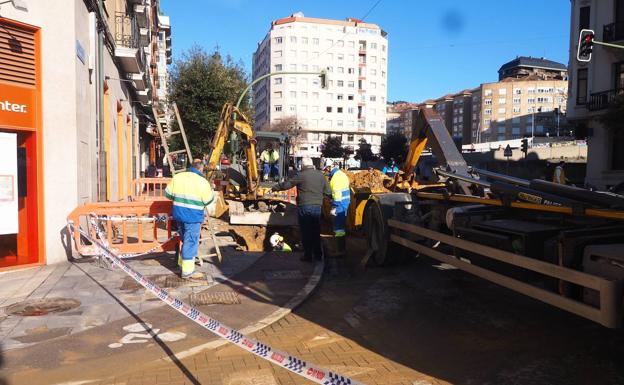 Una avería en la tubería de Casimiro Sainz deja sin servicio a cinco portales