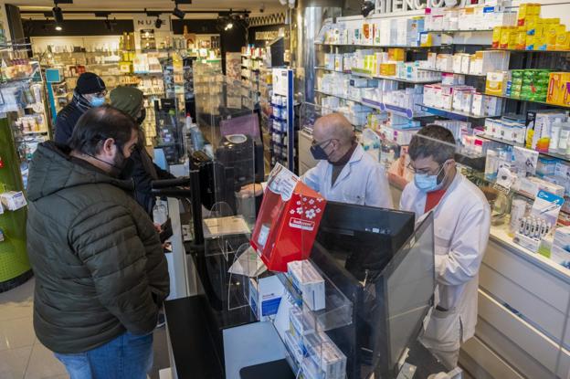 Las farmacias aplauden el precio fijo de los test y asumen las pérdidas económicas