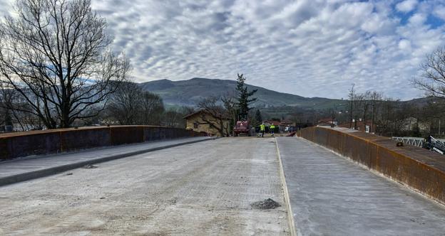 Abierto al tráfico el nuevo puente que une Vega de Villafufre y Saro