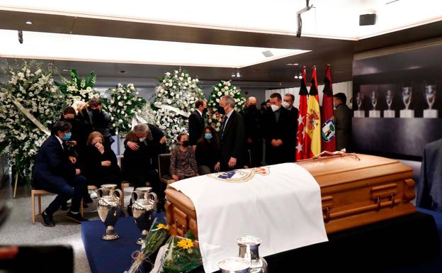 Autoridades, exjugadores y aficionados despiden a Paco Gento en la capilla ardiente del Bernabéu