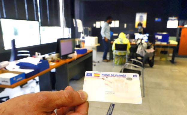 Los minoritarios consiguen que el DNI en lenguas cooficiales sea un derecho por ley